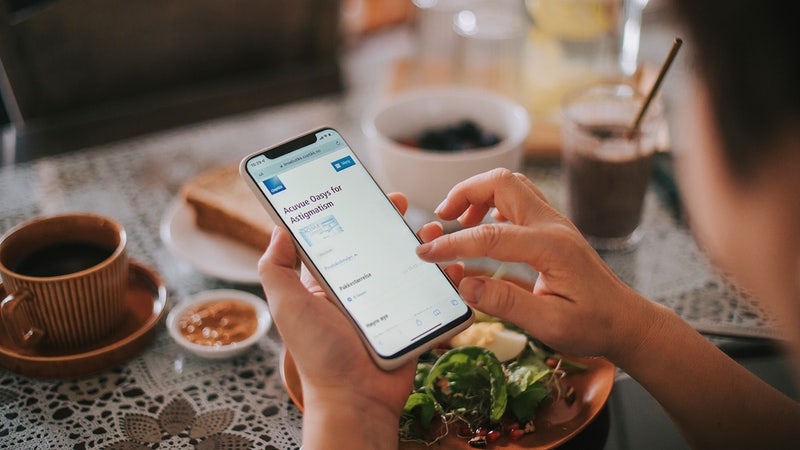 Person som bruker Optikeren min-appen på telefonen