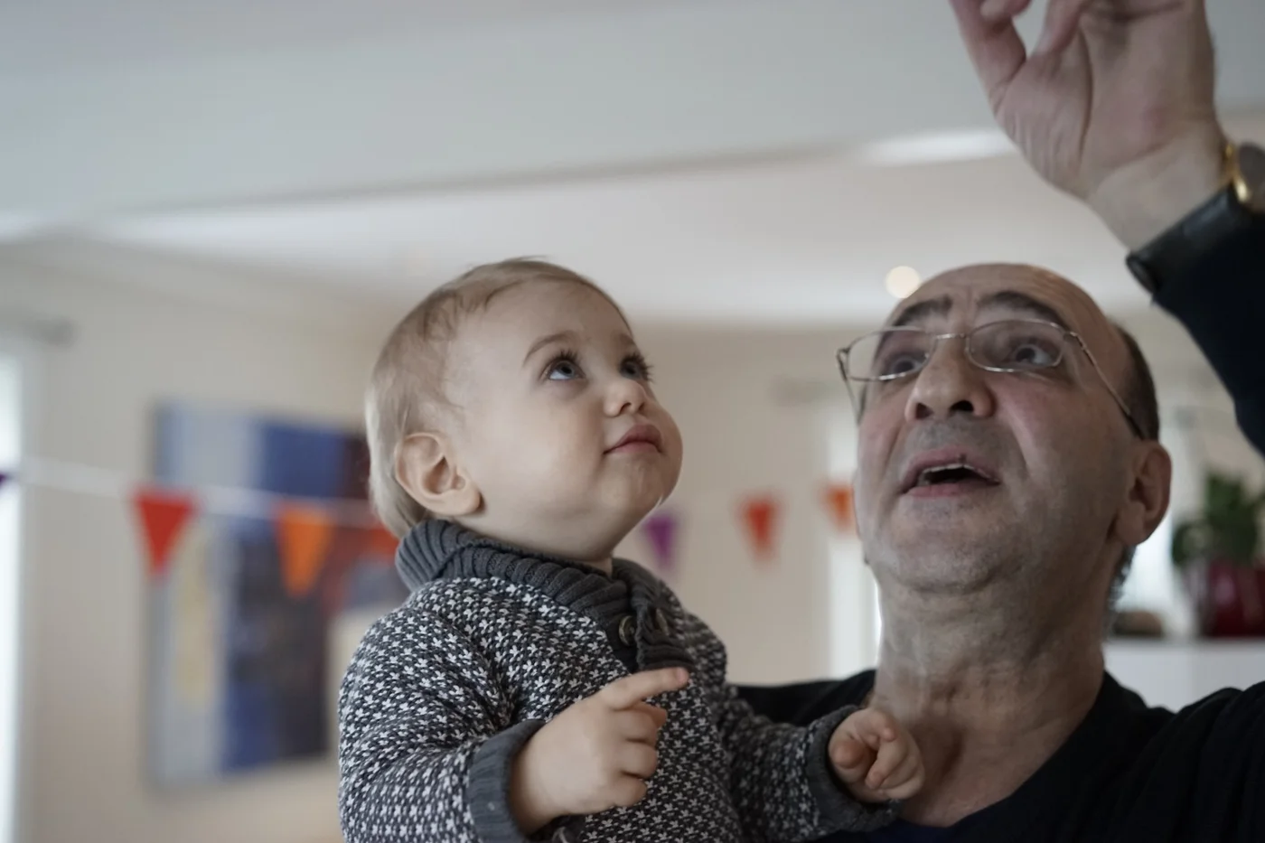 Tre generasjoner av en skandinavisk familie – bestemor, mor og barn